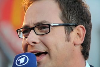 Moderator Matthias Opdenhövel hat in der Sportschau versehentlich vor dem Beitrag zu einem Spiel den Ausgang verraten.