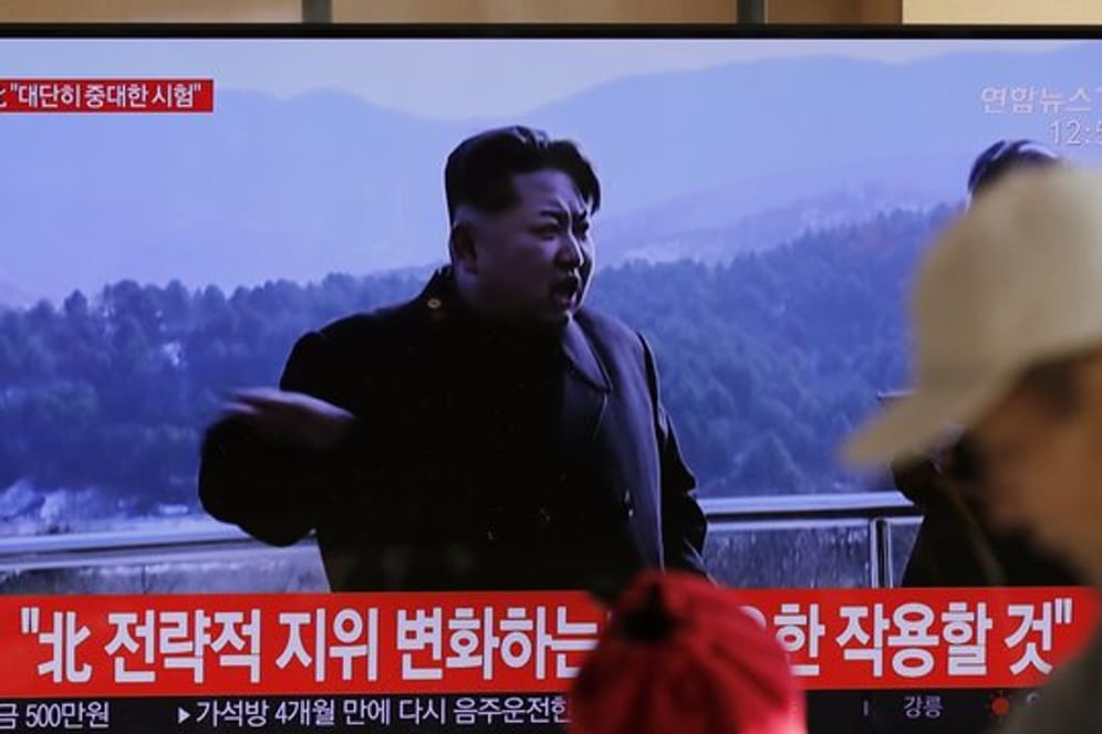 Auf einem Bildschirm in Südkoreas Hauptstadt Seoul laufen Archivbilder von Kim Jong Un.