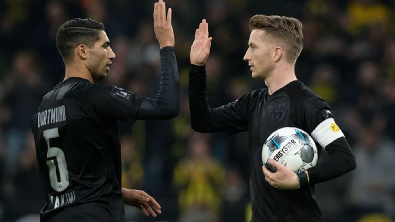 Mit Spielfreude zum höchsten Saisonsieg: Dortmunds Marco Reus (l) klatscht mit Achraf Hakimi nach einem Treffer ab.