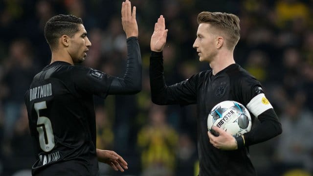 Mit Spielfreude zum höchsten Saisonsieg: Dortmunds Marco Reus (l) klatscht mit Achraf Hakimi nach einem Treffer ab. Mit Spielfreude zum höchsten Saisonsieg: Dortmunds Marco Reus (l) klatscht mit Achraf Hakimi nach einem Treffer ab.