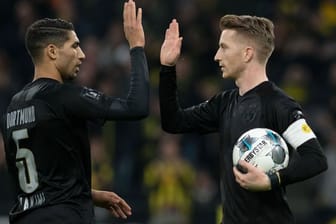 Mit Spielfreude zum höchsten Saisonsieg: Dortmunds Marco Reus (l) klatscht mit Achraf Hakimi nach einem Treffer ab.