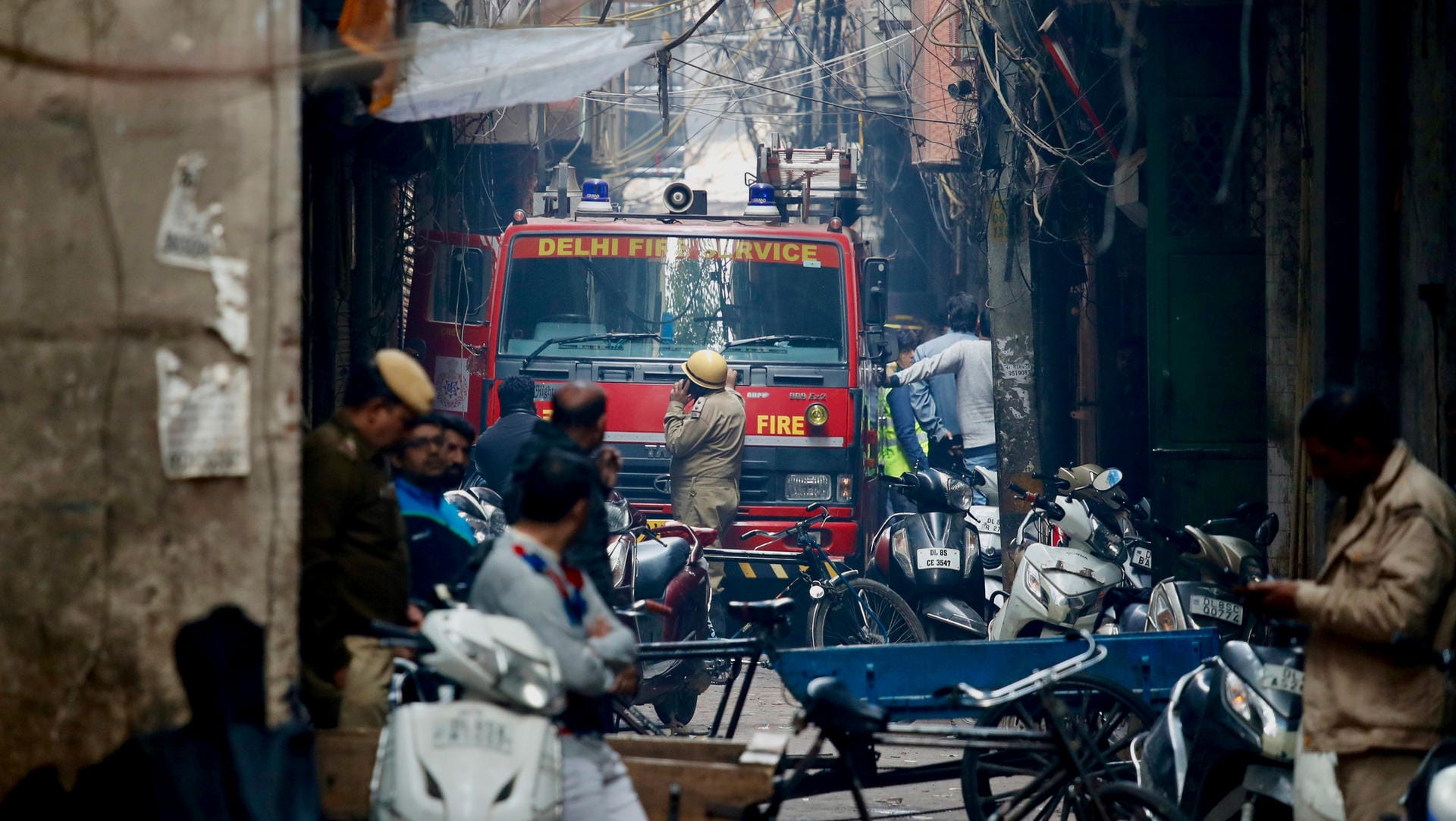 Ein Feuerwehrwagen steht in einer engen Gasse in Neu-Delhi: Für die Rettungswagen war der Zugang zu dem Gebäude sehr schwer.