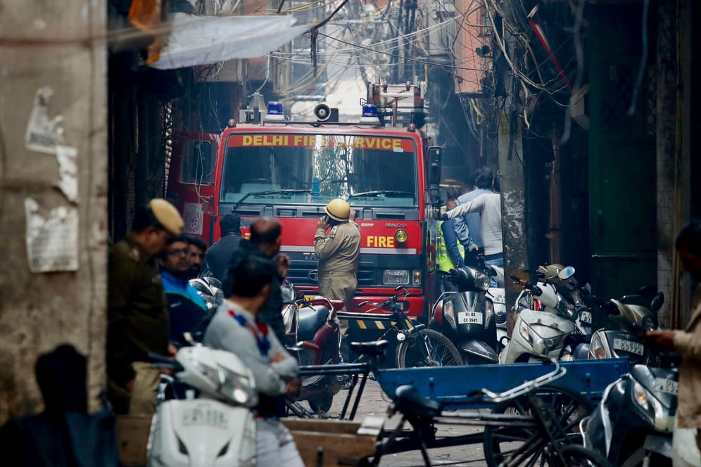 Ein Feuerwehrwagen steht in einer engen Gasse in Neu-Delhi: Für die Rettungswagen war der Zugang zu dem Gebäude sehr schwer.