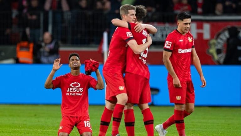 Leverkusens Spieler zeigen sich nach dem Spiel gegen Schalke über den Sieg erleichtert.