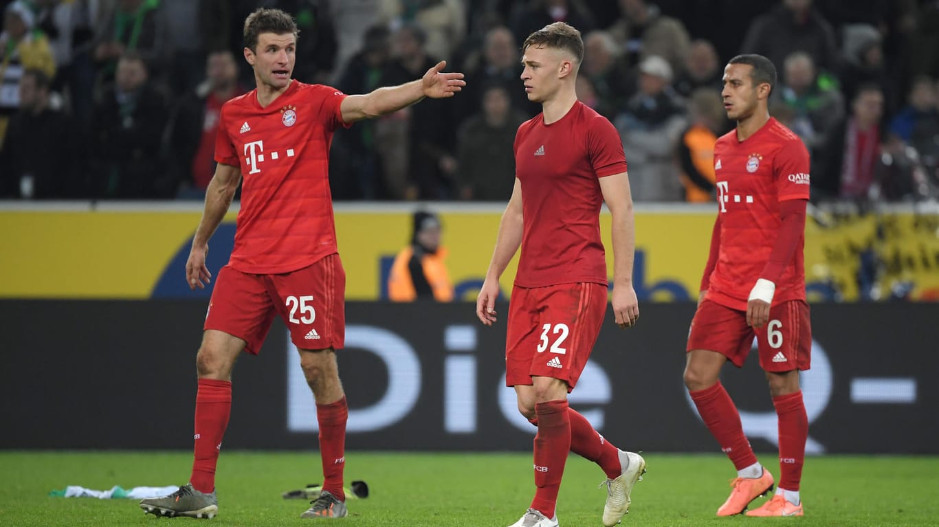 Ratlos: Bayerns Müller, Kimmich und Thiago (v. li.) nach der Niederlage in Gladbach.