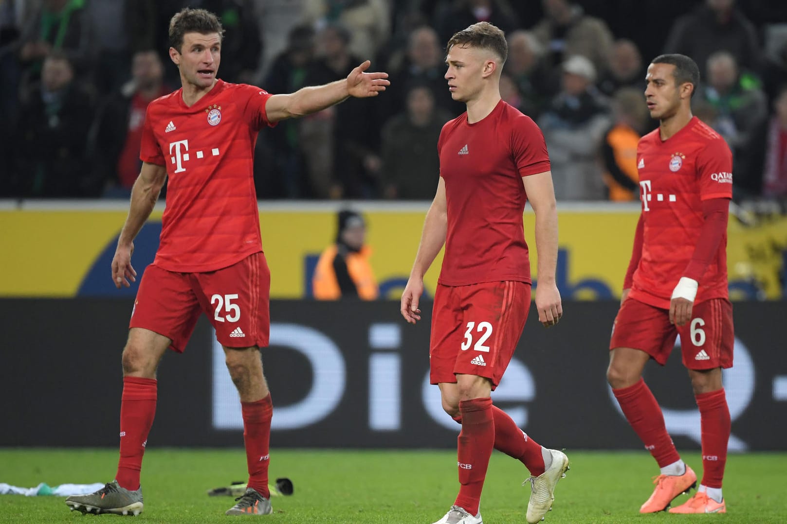 Ratlos: Bayerns Müller, Kimmich und Thiago (v. li.) nach der Niederlage in Gladbach.