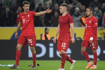 Ratlos: Bayerns Müller, Kimmich und Thiago (v. li.) nach der Niederlage in Gladbach.