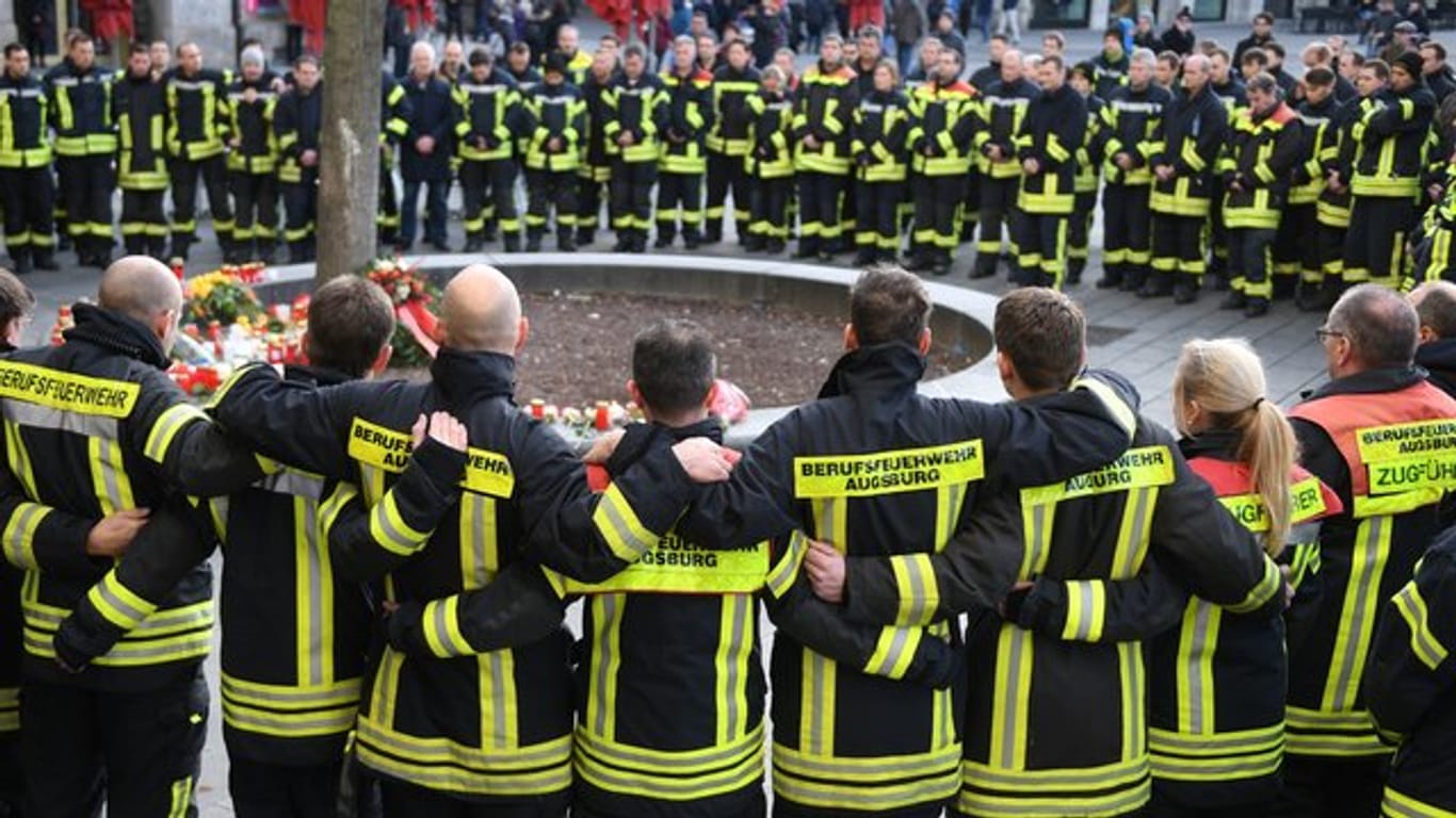 Feuerwehrmänner trauern in Augsburg um ihren toten Kollegen.