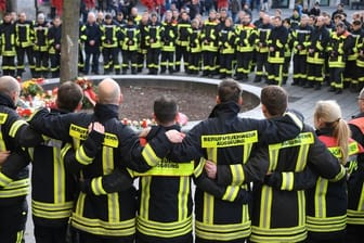 Feuerwehrmänner trauern in Augsburg um ihren toten Kollegen.