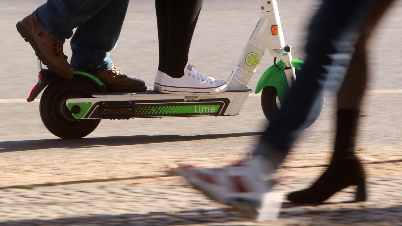 Zwei Personen fahren mit einem E-Roller: Nicht alle Nutzer halten sich an die Regeln, wenn sie mit den elektronischen Rollern unterwegs sind. (Symbolbild)