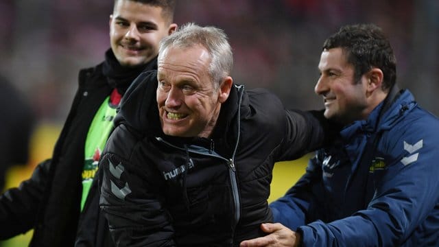 Freiburgs Trainer Christian Streich (M) bejueblt den 1:0-Sieg über den VfL Wolfsburg mit Torwarttrainer Andreas Kronenberg (r). Freiburgs Trainer Christian Streich (M) bejueblt den 1:0-Sieg über den VfL Wolfsburg mit Torwarttrainer Andreas Kronenberg (r).