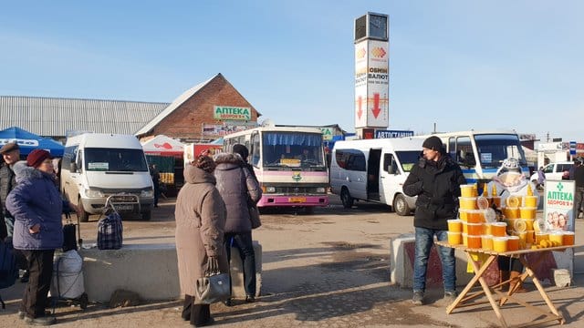 An einem Kontrollpunkt zwischen dem ukrainischen Regierungsgebiet und der Separatistenregion Luhansk floriert der Handel. An einem Kontrollpunkt zwischen dem ukrainischen Regierungsgebiet und der Separatistenregion Luhansk floriert der Handel.