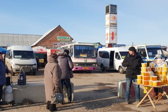 An einem Kontrollpunkt zwischen dem ukrainischen Regierungsgebiet und der Separatistenregion Luhansk floriert der Handel.