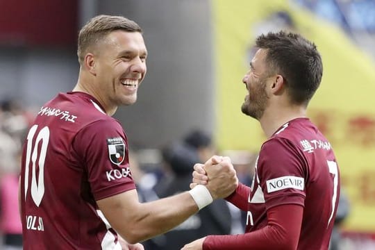 Lukas Podolski (l) jubelt mit Teamkollege David Villa nach dessen Elfmetertor.