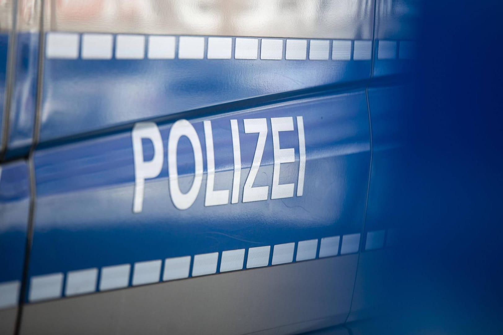 Ein Polizeiwagen: Die Angreifer rissen dem Mädchne ihr Kopftuch ab, zerrten es an den Haaren, traten auf die Elfjährige ein und beschimpften sie. (Symbolbild)
