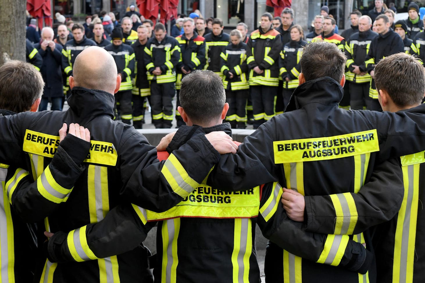 Feuerwehrmänner am Tatort: Die Kameraden trauerten am Sonntag vor Ort um den Getöteten.