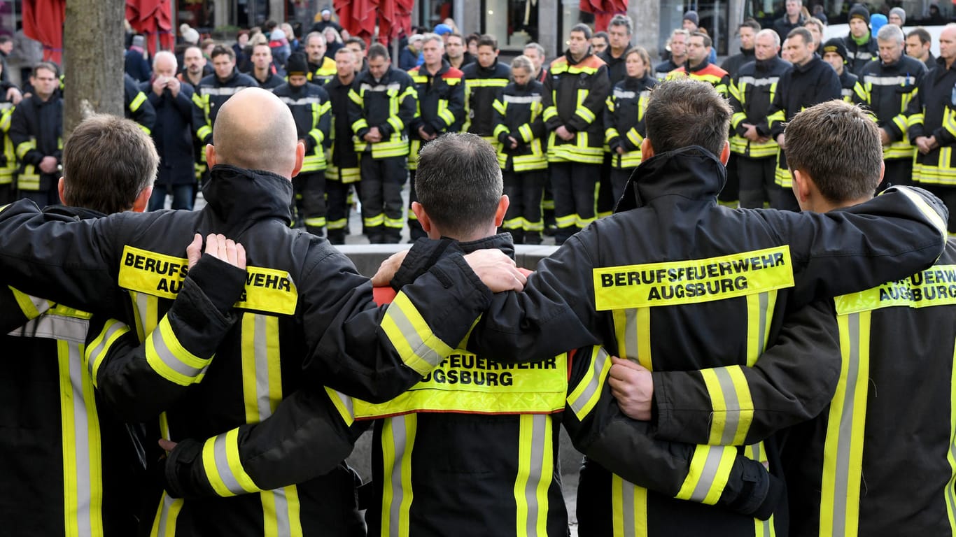 Feuerwehrmänner am Tatort: Die Kameraden trauerten am Sonntag vor Ort um den Getöteten.