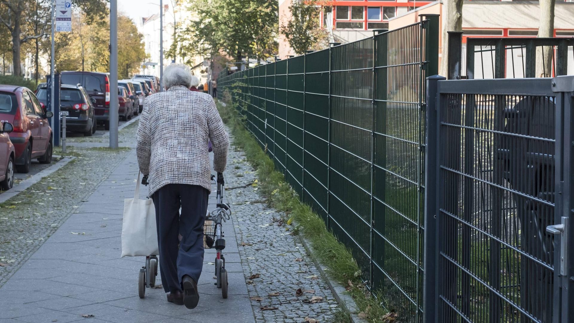 Seniorin mit Rollator: Die Anzahl der Rentner unter den Tafelbesuchern stieg im letzten Jahr um 20 Prozent an. (Symbolbild)