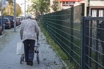 Seniorin mit Rollator: Die Anzahl der Rentner unter den Tafelbesuchern stieg im letzten Jahr um 20 Prozent an. (Symbolbild)