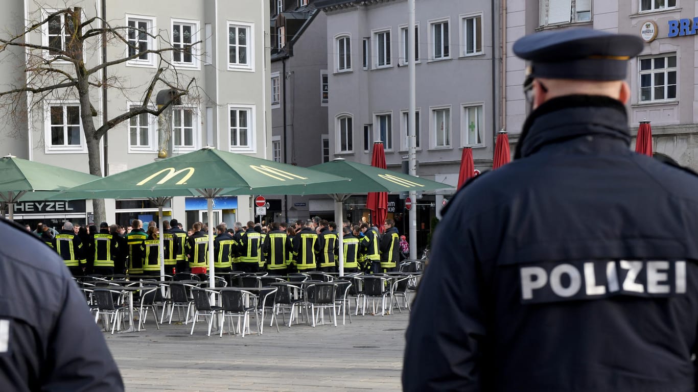 Polizisten am Tatort: In der Augsburger Innenstadt wurde ein Feuerwehrmann erschlagen.