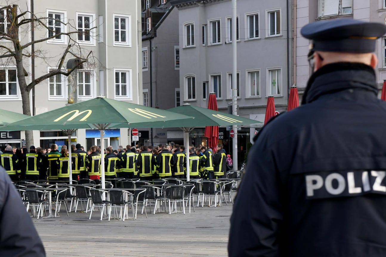 Polizisten am Tatort: In der Augsburger Innenstadt wurde ein Feuerwehrmann erschlagen.