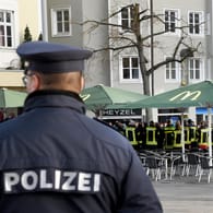 Die Polizei am Tatort, dem Königsplatz in Augsburg: Hier wurde am Freitagabend ein Feuerwehrmann erschlagen. Nun wurde der Hauptverdächtige festgenommen.