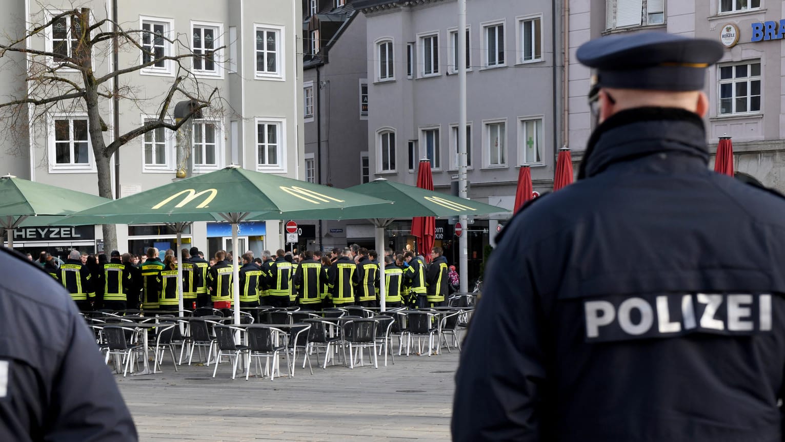 Die Polizei am Tatort, dem Königsplatz in Augsburg: Hier wurde am Freitagabend ein Feuerwehrmann erschlagen. Nun wurde der Hauptverdächtige festgenommen.