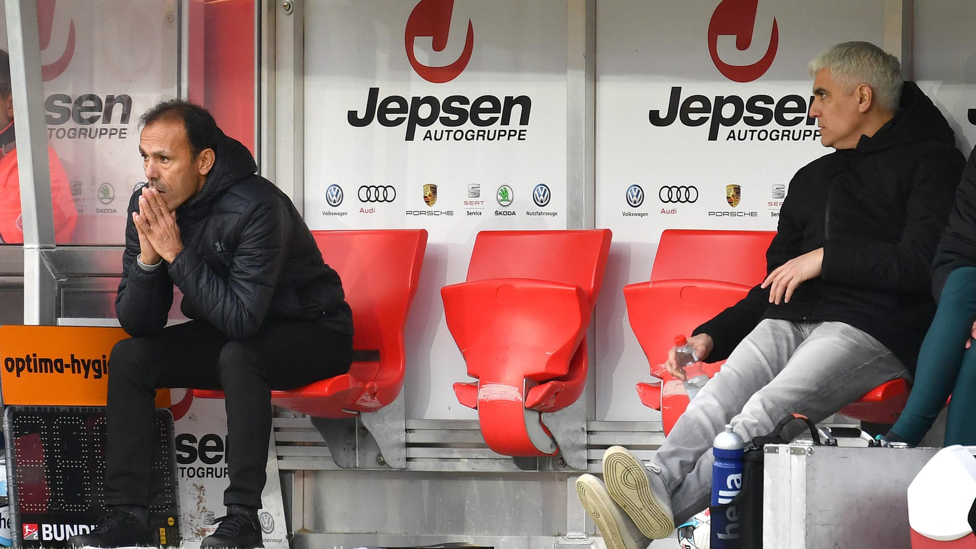 Muss weiter auf den nächsten Sieg warten: St. Paulis Trainer Jos Luhukay (l.). Muss weiter auf den nächsten Sieg warten: St. Paulis Trainer Jos Luhukay (l.).
