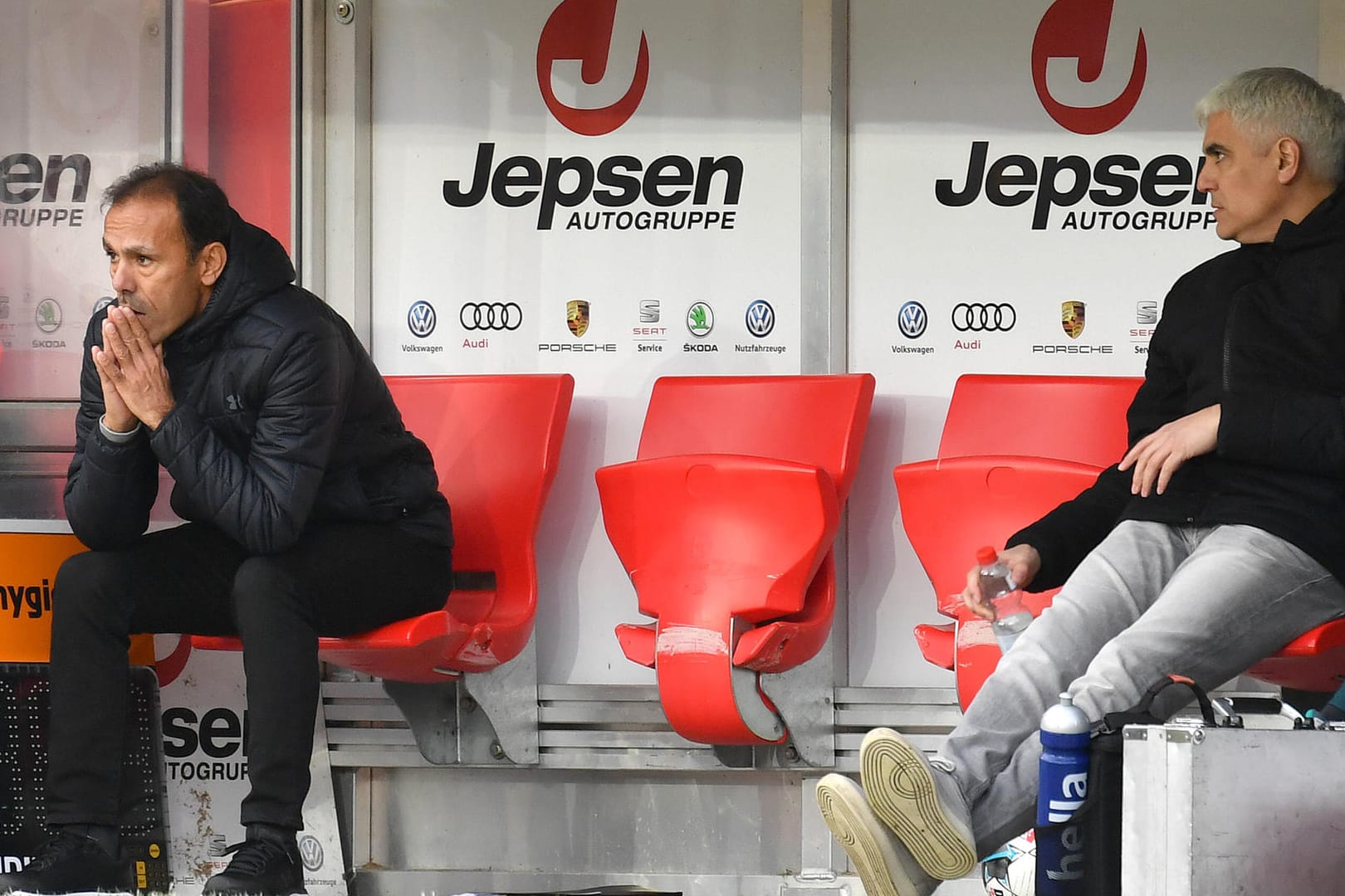 Muss weiter auf den nächsten Sieg warten: St. Paulis Trainer Jos Luhukay (l.).
