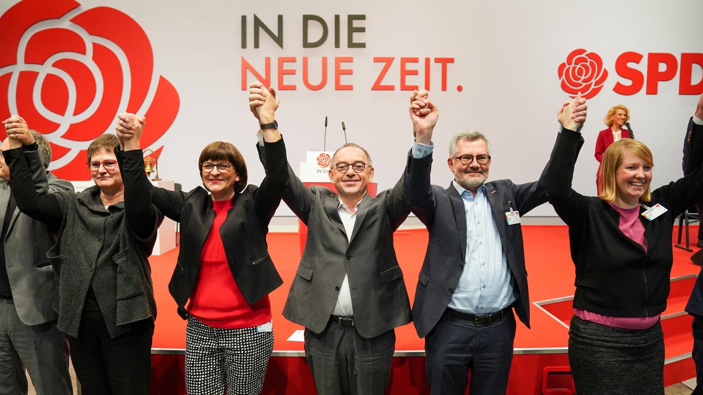 Leni Breymaier, Saskia Esken, Norbert Walter-Borjans, Dietmar Nietan und Wiebke Esdar (l-r, SPD) beim Abschluss des Parteitags: Esken und Walter-Borjans sind die neuen Vorsitzenden der SPD.
