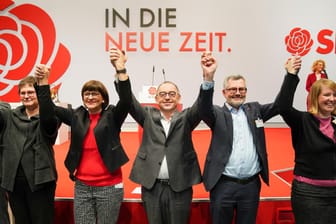 Leni Breymaier, Saskia Esken, Norbert Walter-Borjans, Dietmar Nietan und Wiebke Esdar (l-r, SPD) beim Abschluss des Parteitags: Esken und Walter-Borjans sind die neuen Vorsitzenden der SPD.
