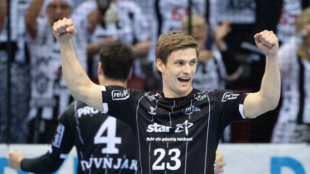 Linksaußen Rune Dahmke (r) hat seinen Vertrag beim THW Kiel um zwei weitere Jahre bis zum 30. Linksaußen Rune Dahmke (r) hat seinen Vertrag beim THW Kiel um zwei weitere Jahre bis zum 30.