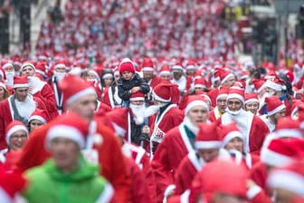 Teilnehmer des "Santa Dashs" in Glasgow.