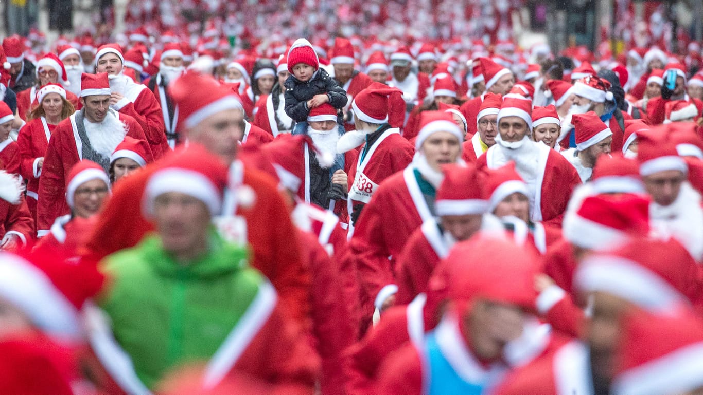 Teilnehmer des "Santa Dashs" laufen als Weihnachtsmänner verkleidet eine Strecke durch die Stadt: Mehr als 7.000 Menschen nahmen an dem Lauf teil.