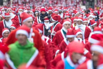 Teilnehmer des "Santa Dashs" laufen als Weihnachtsmänner verkleidet eine Strecke durch die Stadt: Mehr als 7.000 Menschen nahmen an dem Lauf teil.