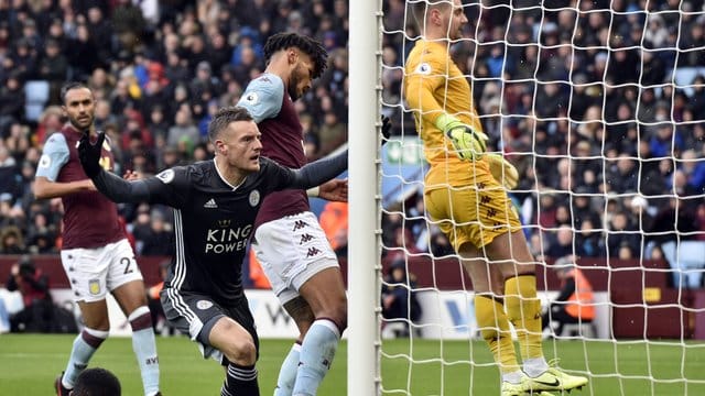 Leicesters Jamie Vardy (l) dreht nach seinem Treffer zum 1:0 jubelnd ab.