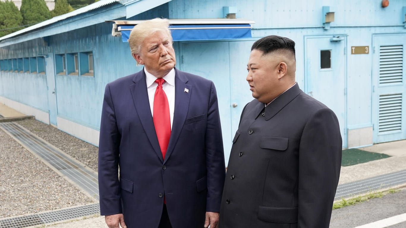 Donald Trump bei seinem historischen Treffen mit Kim Jong Un an der entmilitarisierten Zone zwischen Nord- und Südkorea: Die Zeit der freundlichen Gesten scheint vorerst vorbei zu sein.