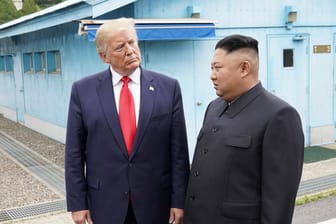 Donald Trump bei seinem historischen Treffen mit Kim Jong Un an der entmilitarisierten Zone zwischen Nord- und Südkorea: Die Zeit der freundlichen Gesten scheint vorerst vorbei zu sein.