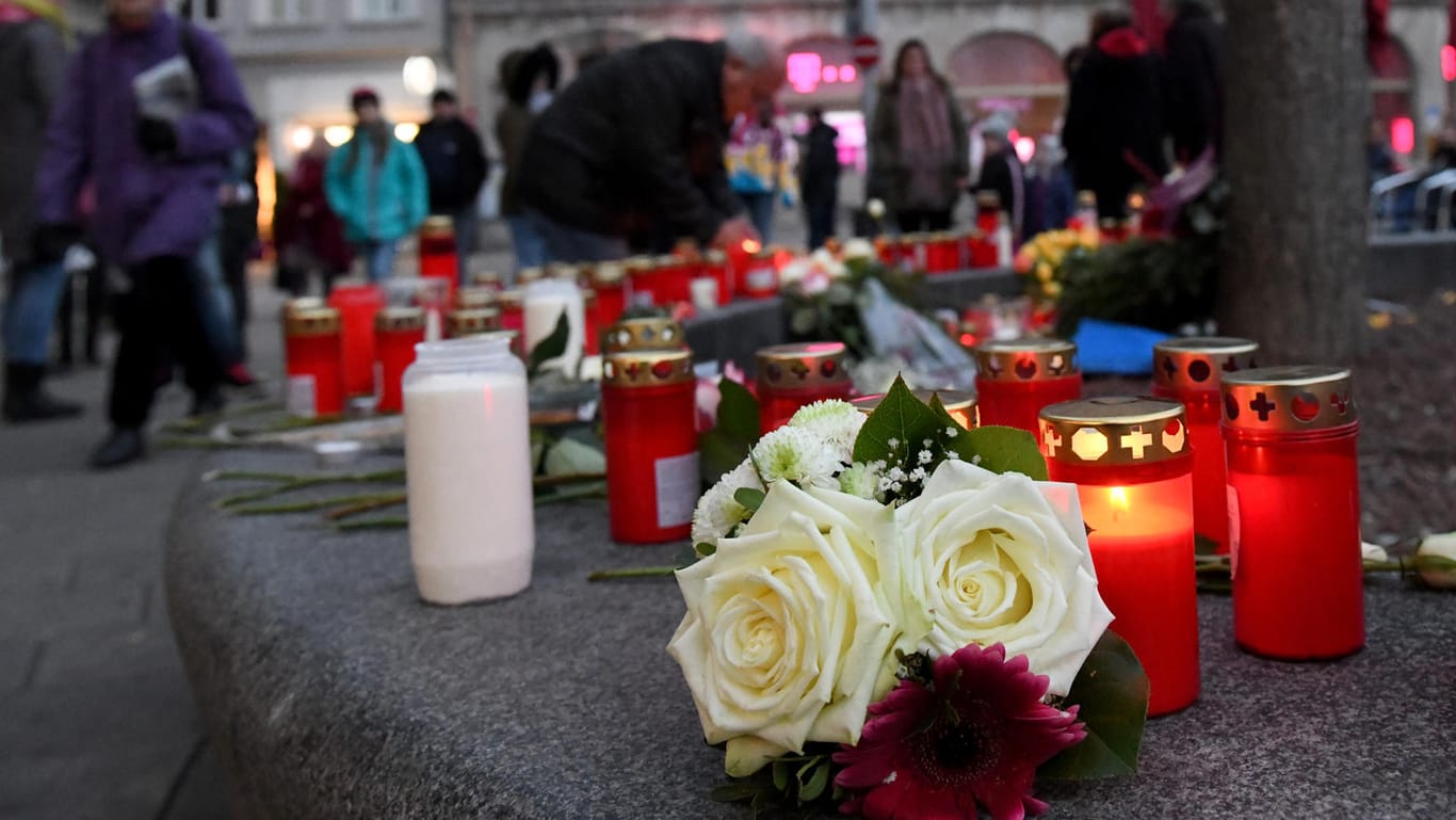 Der Tatort in Augsburg: Am Königsplatz liegen Blumen, Kränze und Kerzen. Ein Feuerwehrmann war am Freitagabend in einer Auseinandersetzung so schwer verletzt worden, dass er starb. Inzwischen wurden sechs Verdächtige festgenommen.