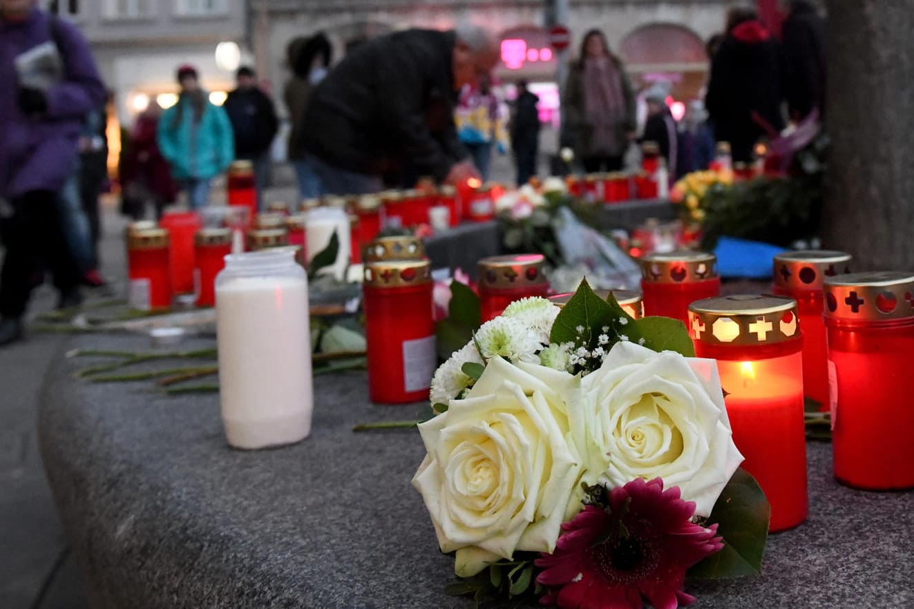 Der Tatort in Augsburg: Am Königsplatz liegen Blumen, Kränze und Kerzen. Ein Feuerwehrmann war am Freitagabend in einer Auseinandersetzung so schwer verletzt worden, dass er starb. Inzwischen wurden sechs Verdächtige festgenommen.