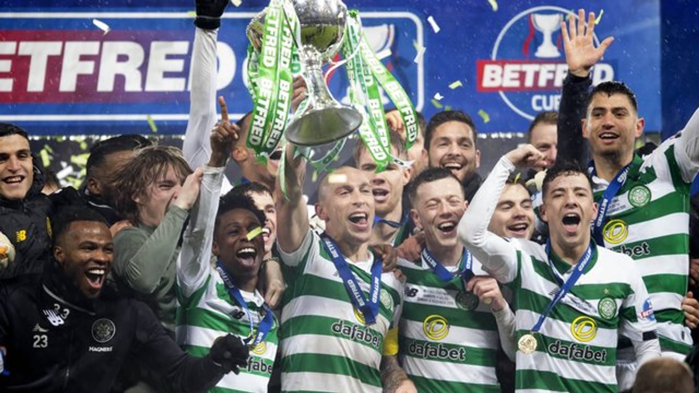 Celtics Mannschaft feiert den Sieg im Finale des Schottischen Liga-Pokals über den Erzrivalen Glasgow Rangers.