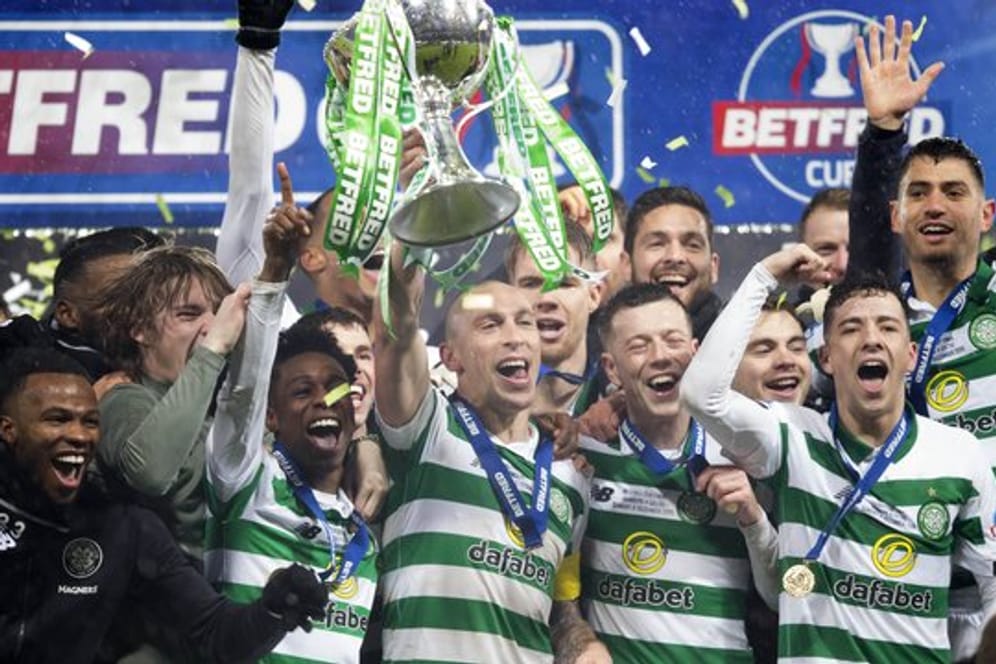 Celtics Mannschaft feiert den Sieg im Finale des Schottischen Liga-Pokals über den Erzrivalen Glasgow Rangers.
