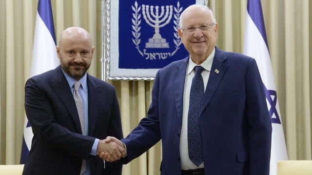 Abdallah Chatila (l) hat Hitler-Artefakte ersteigert und dem israelischen Staat übergeben. Abdallah Chatila (l) hat Hitler-Artefakte ersteigert und dem israelischen Staat übergeben.