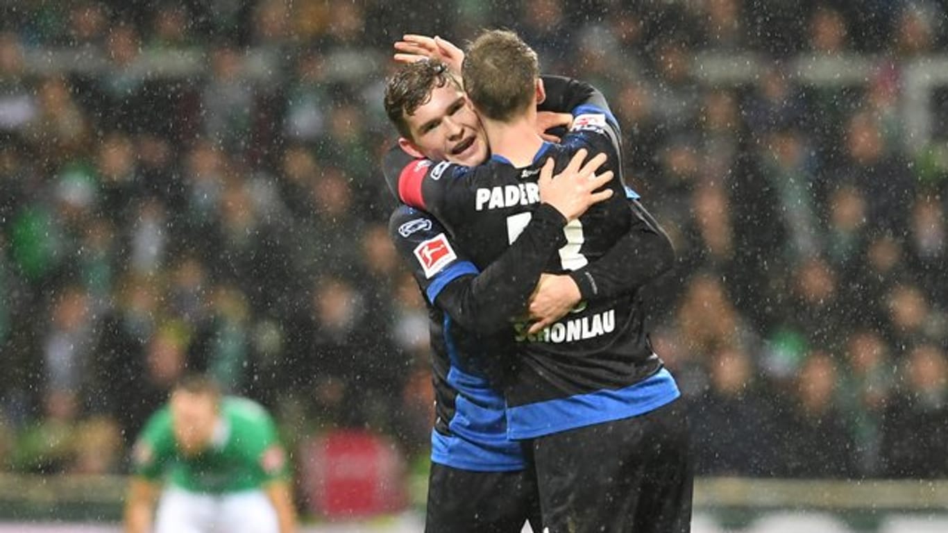 Die Paderborner Sebastian Schonlau (r) und Luca Kilian freuen sich über den Sieg.