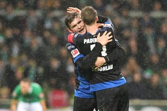 Die Paderborner Sebastian Schonlau (r) und Luca Kilian freuen sich über den Sieg.