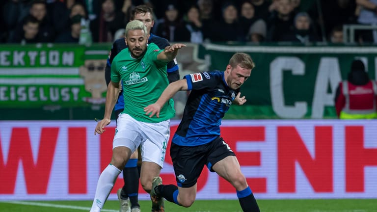 Auch erkonnte keine Wende bringen: Bremens Rekordspieler Claudio Pizarro (l.), hier gegen Paderborns Laurent Jans (r.).