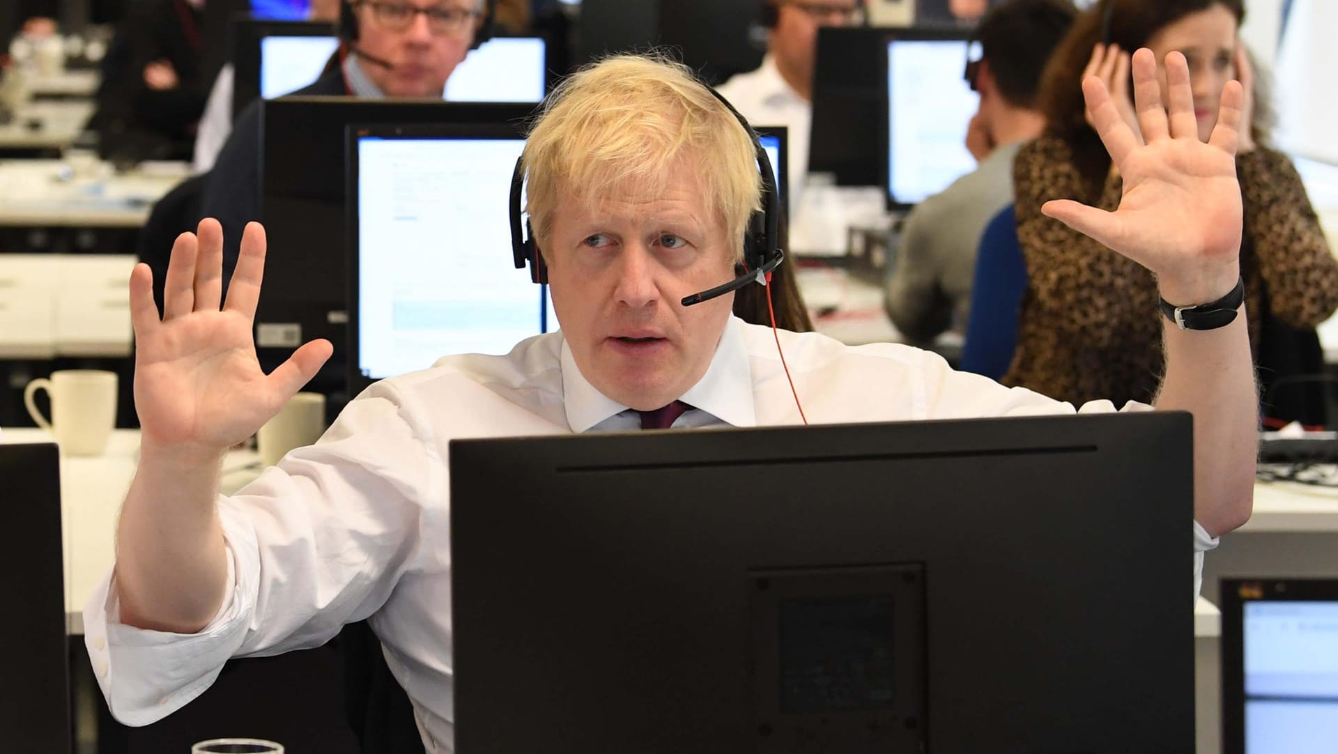 Boris Johnson sitzt vor einem Bildschirm an einem Tisch im Call Center des Hauptquartiers der Konservativen: Für den britischen Premier kommt es auf jede Stimme an.