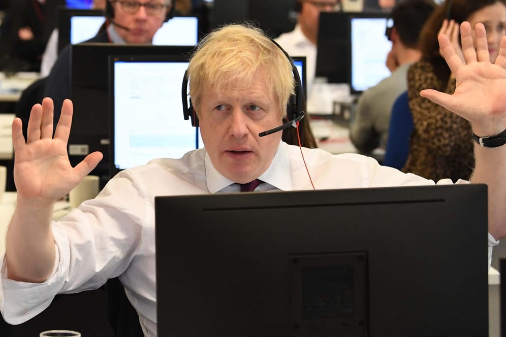 Boris Johnson sitzt vor einem Bildschirm an einem Tisch im Call Center des Hauptquartiers der Konservativen: Für den britischen Premier kommt es auf jede Stimme an.