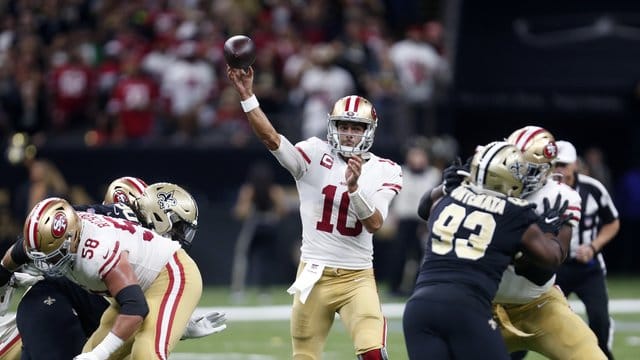 Quarterback Jimmy Garoppolo (M) von den San Francisco 49ers wirft einen Pass.