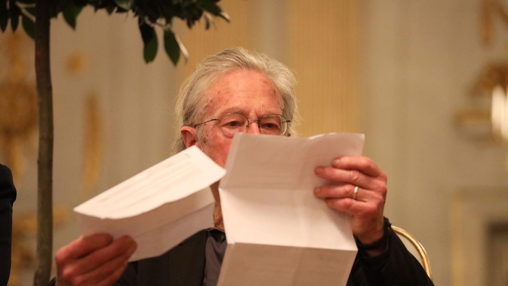 Peter Handke auf der Pressekonferenz des Nobelpreiskomitees in Stockholm.